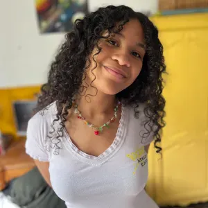 Baby-sitter disponible à Paris et dans le Val d'Oise.