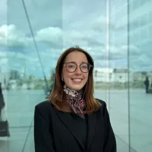 Babysitter sérieuse et enjouée