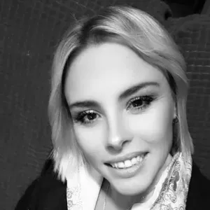 Actuellement coiffeuse ,mais fait aussi des heures de ménage