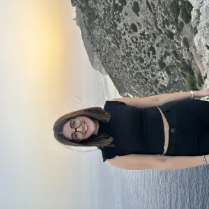 baby-sitteuse passionnée et souriante