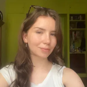 Aide scolaire attentive, sérieuse et à l'écoute.