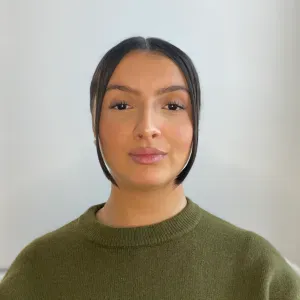 Étudiante responsable proposant des gardes d'enfants