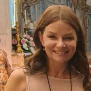 Professora de violino, 25 anos de experiência. 