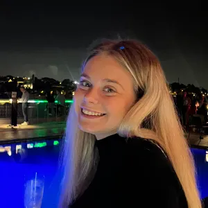 Baby-sitter sérieuse, attentionnée et de confiance.