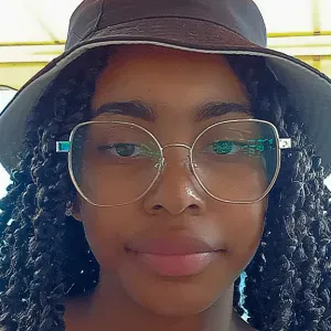 Baby-sitter a la recherche d'un emploi après les cours