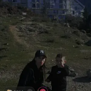 Femme de ménage responsable et dynamique souriante a paris