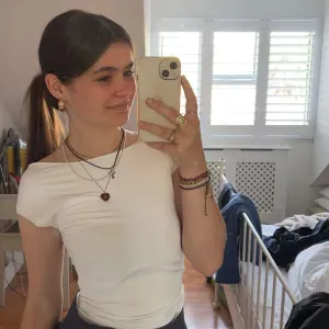 Élève sérieuse proposant son aide