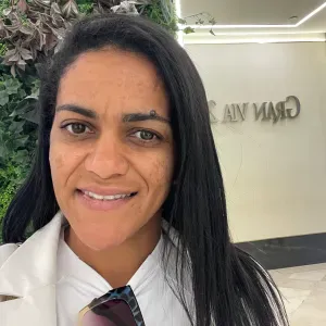 Empregada de limpeza pronta para suas tarefas domésticas!