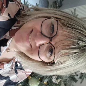 Femme de menage et animatrice seniors 