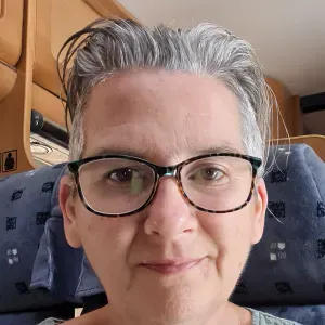 Femme  de menage  cavalaire  sur mer 