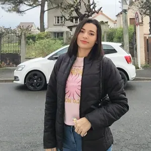 Une employée de maison s'occupe de la maison. 