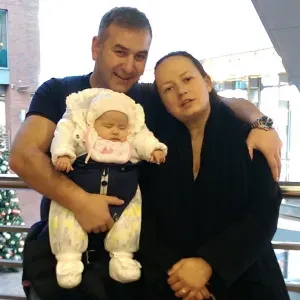 Donna delle pulizie stirare e sistemare 