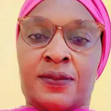 Femme de ménage souriante et avec le sens du détail