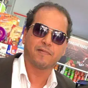 Lave les assiettes faire le ménage a la maison 