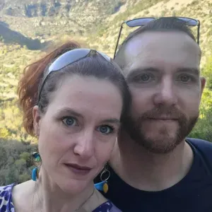 Garde de deux enfants occasionnel, sortie d'école 