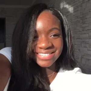 Baby-sitter disponible et expérimentée à Nîmes ( Étudiante )