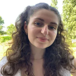 Baby-sitter (sorties d'écoles, week-ends) étudiante à Caen 