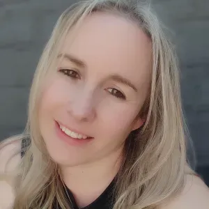 Emprega de limpeza com 14 anos de experiência
