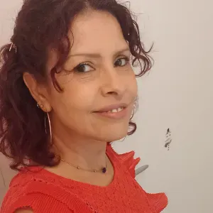 Aide à domicile de trois ans d'expérience . 