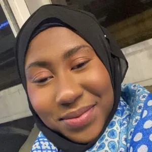 Achata Baby-sitter sérieuse pour sorties d'école et soirées