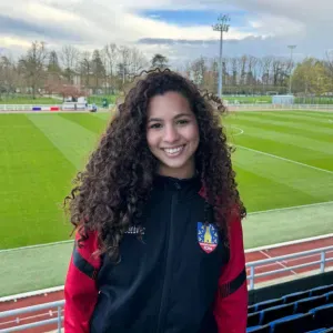 baby-sitter cool et souriante 