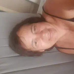 olá estou disponível  e tenho experiências em cuidar de idos