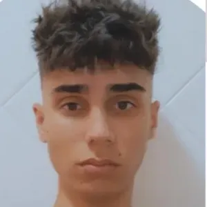 Ragazzo in cerca di lavoro in qualsiasi settore 