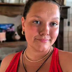 Baby-sitter étudiante souriante et bienveillante 