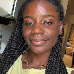 Jeune lycéenne sérieuse propose babysitting à Paris .