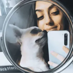 Cuidadora con titulación en Infantil y Primaria.