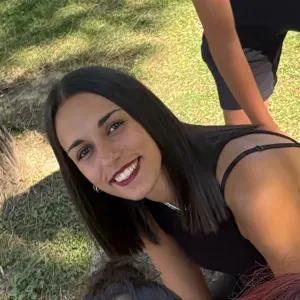 Ragazza babysitter amante dei bambini