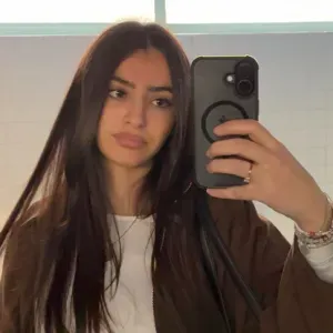 Baby-sitter pour des membres de la famille.