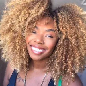 Babysitter brésilienne avec expérience et amour des enfants