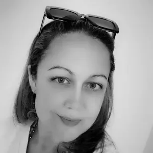 Cuidadora carinhosa procura idoso para cuidar.