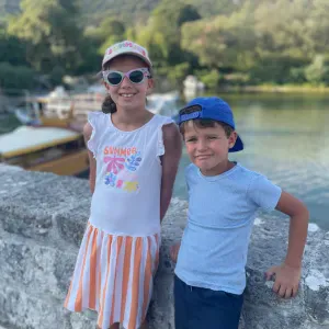 Je cherche une baby-sitter pour la sortie d'école et le merc