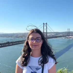 Baby-sitter souriante à Nantes !