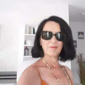 Garde de chiens et de chats avec beaucoup de  calins et de j