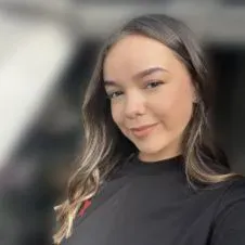 Jeune étudiante qui adore les animaux