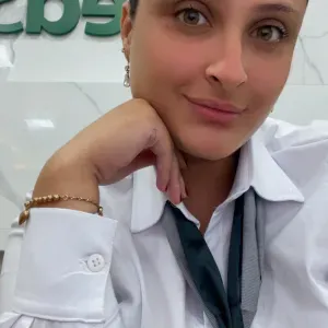 Cuidadora dedicada de personas mayores – atención y cariño