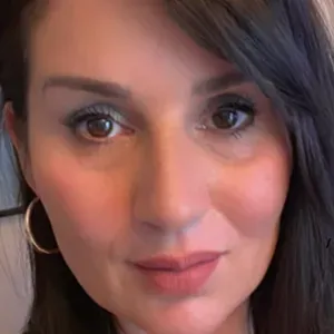 Infirmière disponible pour aide aux personnes âgées