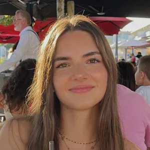 Je suis une Baby-sitter au petit soin à la Rochelle !!