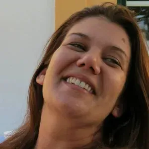 Empregada de limpeza cuidadosa 