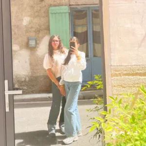 Bonjour, nous sommes Mélodie et Clemence age de 16 ans.