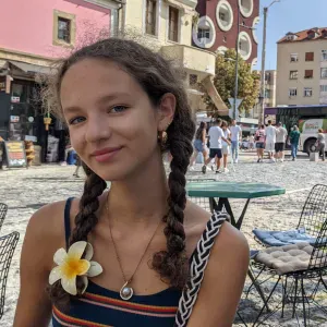 Jeune femme de 16 ans, polyglotte et cultivé