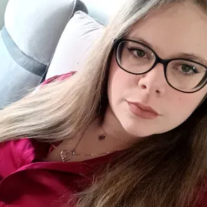 Baby-sitter qualifiée aux alentours de bourg achard