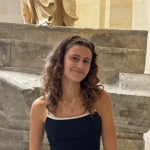 Baby-sitter à chantilly de 18 ans 