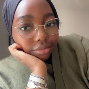 Jeune baby-sitter qui propose ses services dans le 78 