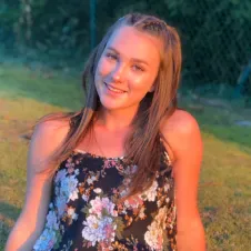 Baby-sitter attentive et joyeuse, partenaire de confiance 