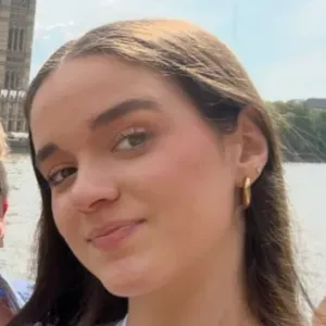 Baby-sitter à la recherche de travail pour cet été 