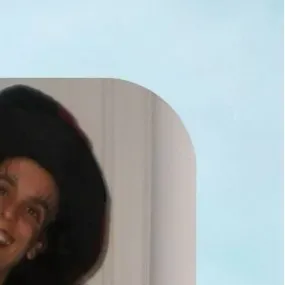 Babysitter com experiência. Brinca, e anima o seu filho.